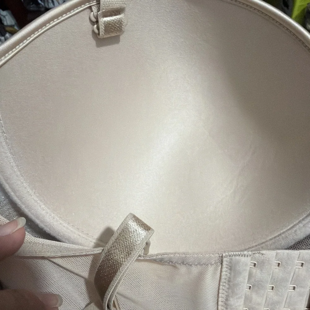 Composition beige bra